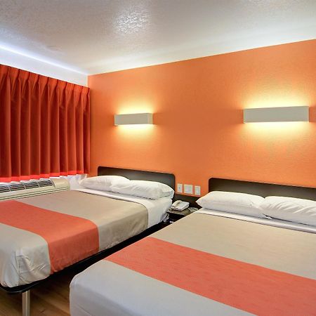 Motel 6 Old Town Scottsdale Fashion Square Exterior photo