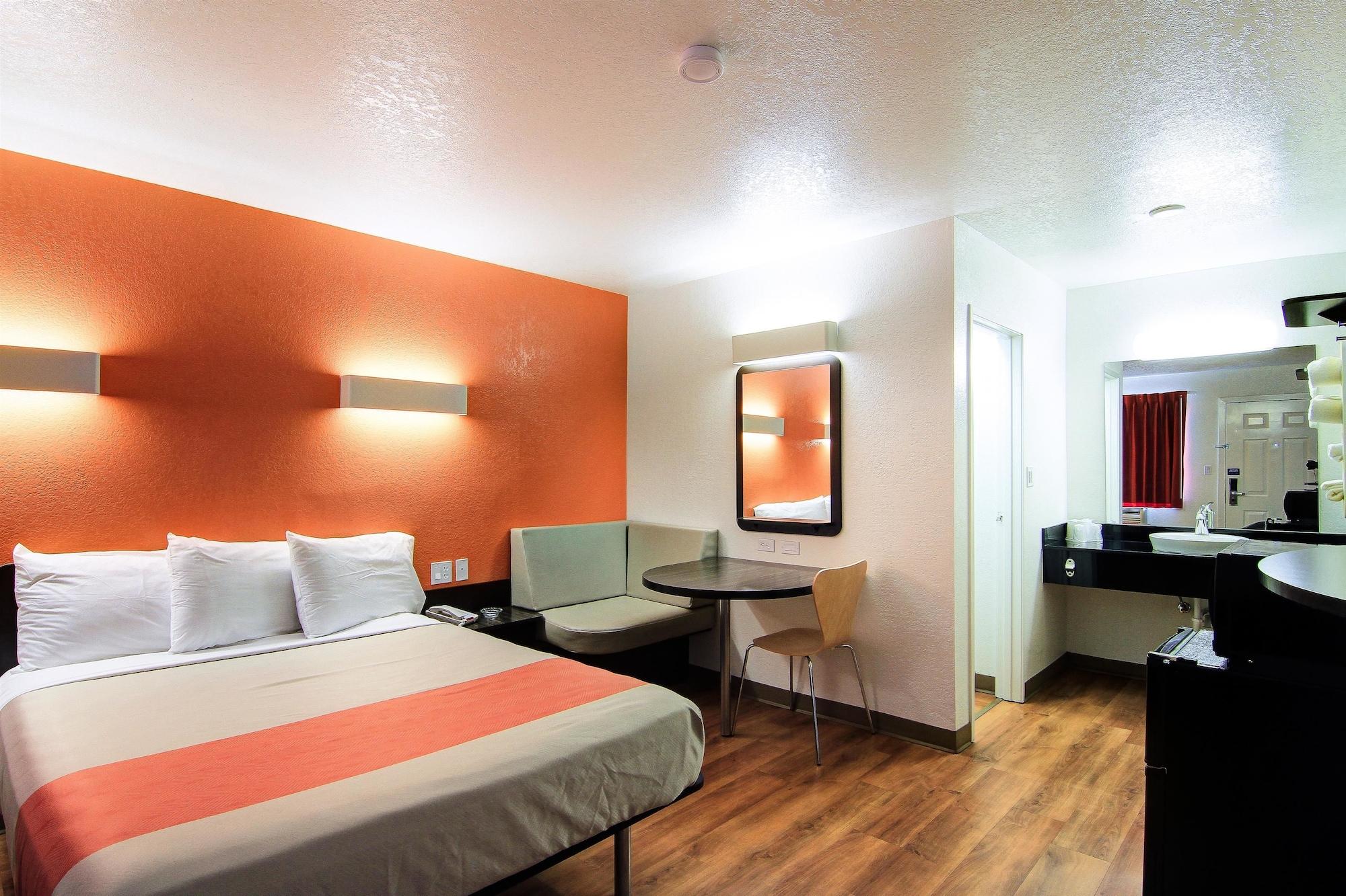 Motel 6 Old Town Scottsdale Fashion Square Exterior photo