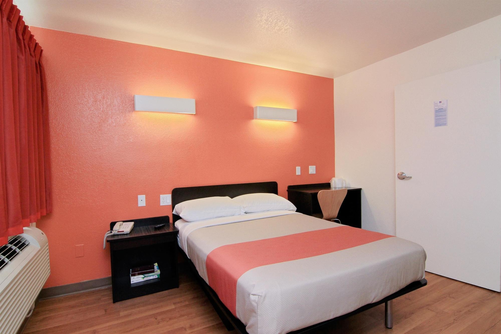 Motel 6 Old Town Scottsdale Fashion Square Exterior photo