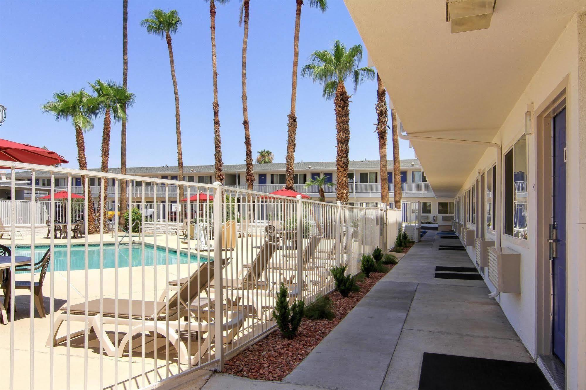 Motel 6 Old Town Scottsdale Fashion Square Exterior photo