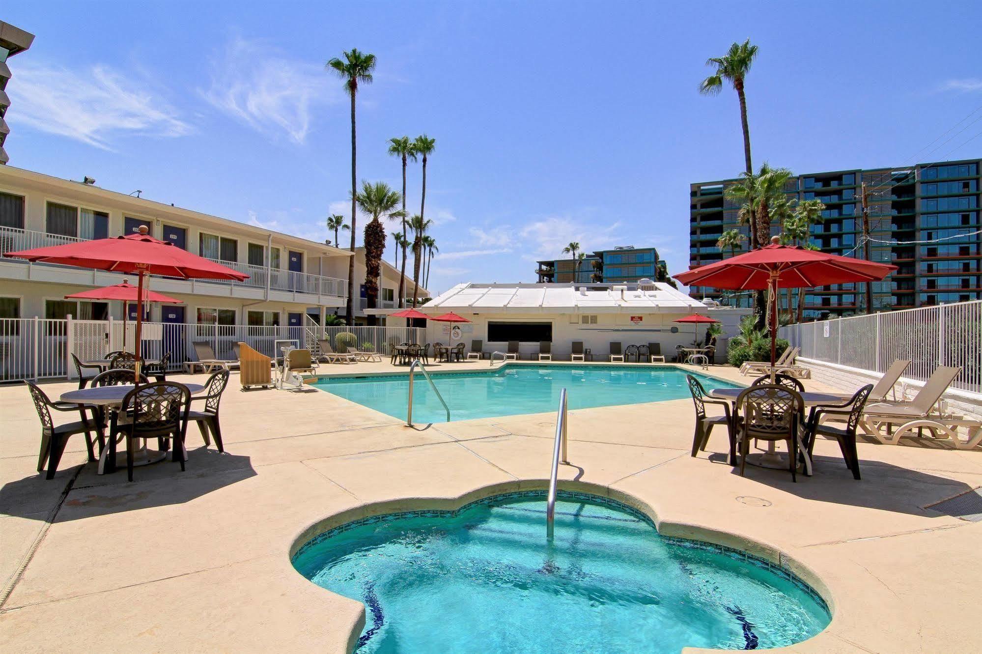 Motel 6 Old Town Scottsdale Fashion Square Exterior photo